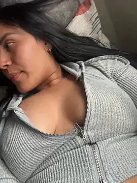 MacaW09 online show from April 19, 2026, 9:28 pm