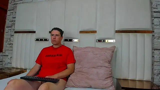 Snapshot of CandyandSteven chatting on October 18, 2025, 2:57 am CandyandSteven online show from October 18, 2025, 2:57 am