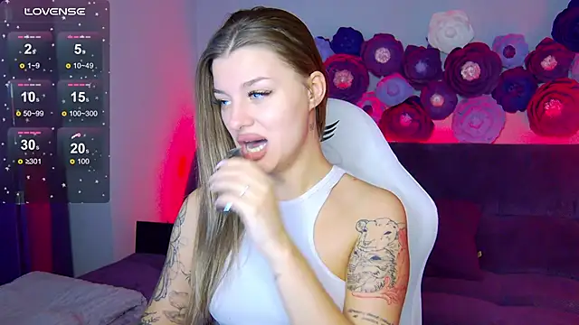 Snapshot of LindaBrilliant chatting on October 7, 2025, 3:07 am LindaBrilliant online show from October 7, 2025, 3:07 am