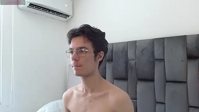 VIKTORNOIR online show from September 29, 2025, 3:39 pm