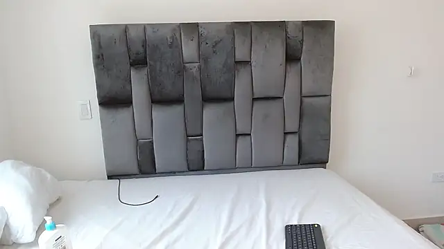 VIKTORNOIR online show from October 8, 2025, 1:34 pm