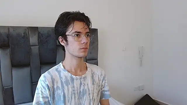 VIKTORNOIR online show from October 19, 2025, 1:47 pm