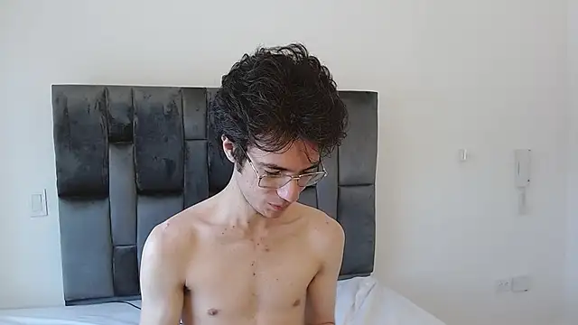 VIKTORNOIR online show from October 23, 2025, 6:39 pm