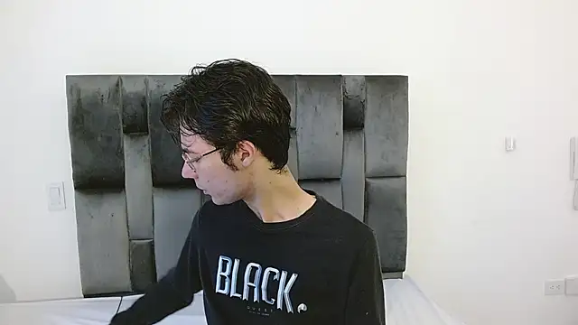 VIKTORNOIR online show from October 14, 2025, 1:12 pm