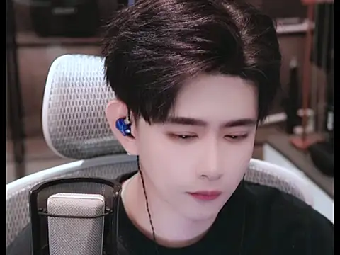 hoviwang001 online show from September 24, 2025, 11:28 am