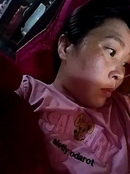 Snapshot of vivi_cute chatting on October 3, 2025, 1:31 am vivi cute online show from October 3, 2025, 1:31 am