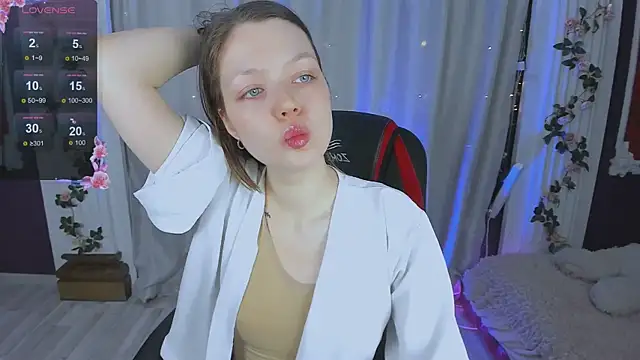 Snapshot of Lunar_Lily chatting on October 15, 2025, 5:28 am Lunar Lily online show from October 15, 2025, 5:28 am