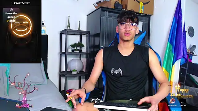 Snapshot of Gael_Jones chatting on October 12, 2025, 1:45 pm Gael Jones online show from October 12, 2025, 1:45 pm