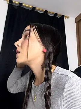 Snapshot of Scarlett05 chatting on October 28, 2025, 1:06 am Scarlett05 online show from October 28, 2025, 1:06 am