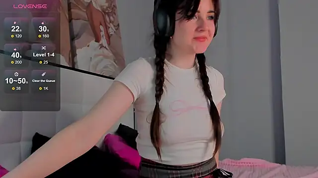 Snapshot of CloveDia chatting on October 27, 2025, 8:37 am CloveDia online show from October 27, 2025, 8:37 am