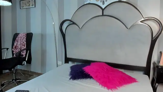 Snapshot of MiaAmore_ chatting on February 6, 2026, 7:32 pm MiaAmore online show from February 6, 2026, 7:32 pm