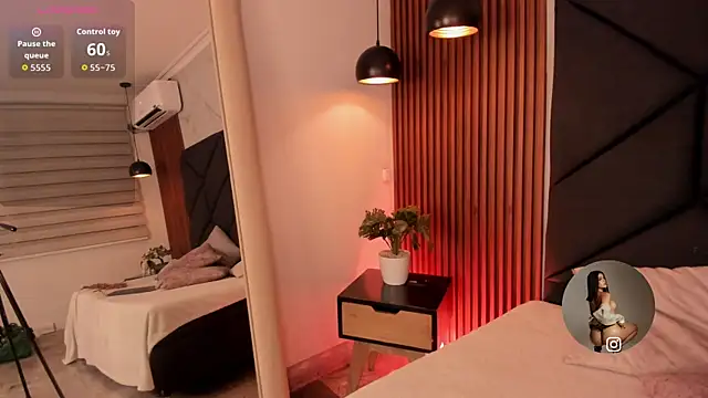 Snapshot of SophieCollins_1 chatting on October 31, 2025, 12:13 pm SophieCollins 1 online show from October 31, 2025, 12:13 pm