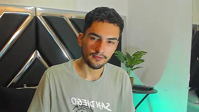 AlekRuizx online show from September 26, 2025, 6:53 am