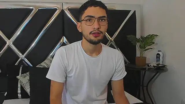 AlekRuizx online show from September 22, 2025, 1:28 pm