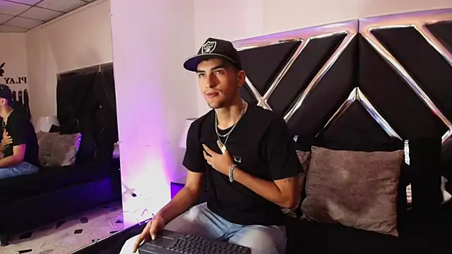 AlekRuizx online show from October 17, 2025, 3:32 am