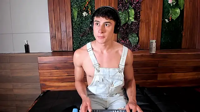 AustinJones  online show from February 16, 2026, 7:12 pm