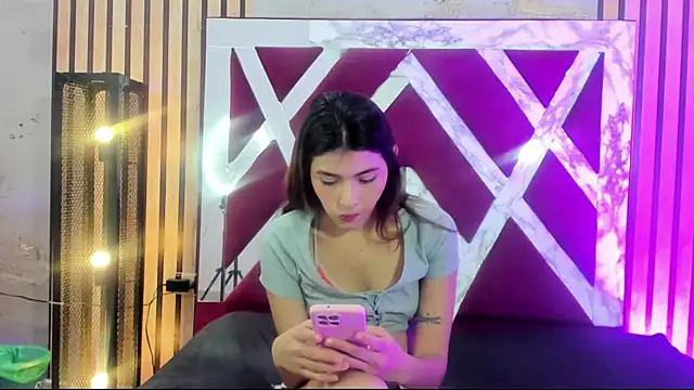 Snapshot of EmmaHollis chatting on October 9, 2025, 12:28 pm EmmaHollis online show from October 9, 2025, 12:28 pm