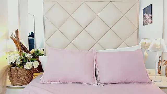 LuciaBenett  online show from February 22, 2026, 5:21 am