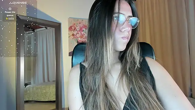 Valey x online show from December 3, 2025, 4:02 am