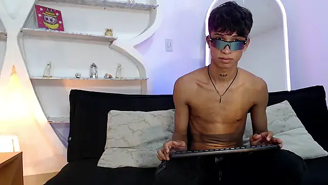 Snapshot of BEAUTY_BOYS1 chatting on September 21, 2025, 10:15 pm BEAUTY BOYS1 online show from September 21, 2025, 10:15 pm