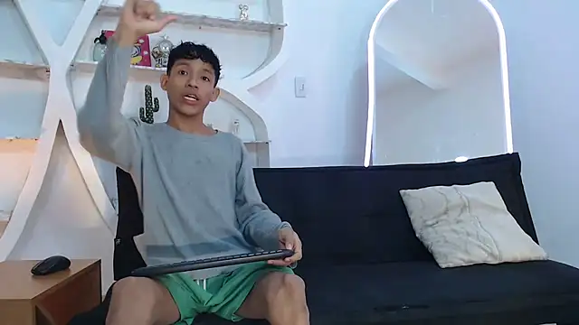 Snapshot of BEAUTY_BOYS1 chatting on September 28, 2025, 2:35 pm BEAUTY BOYS1 online show from September 28, 2025, 2:35 pm