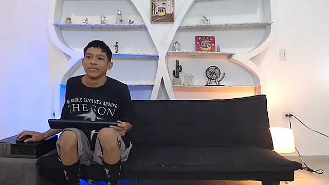 BEAUTY BOYS1 online show from November 18, 2025, 7:22 am