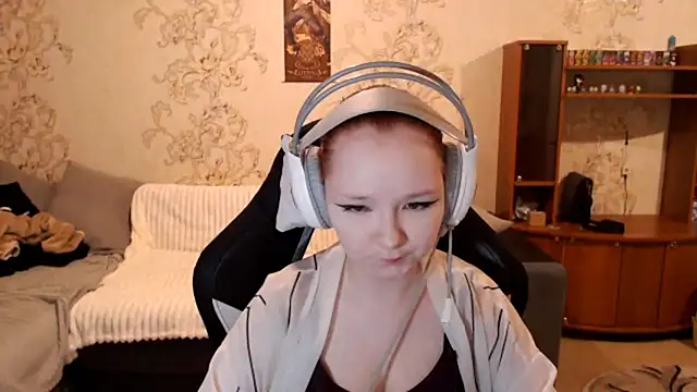 PansyBorriello online show from September 19, 2025, 3:27 pm