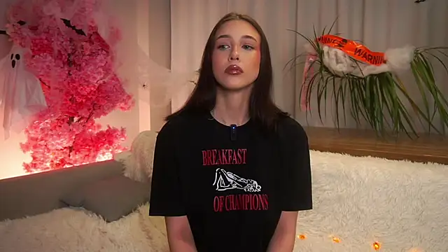 EviaRabasca online show from October 31, 2025, 11:40 am