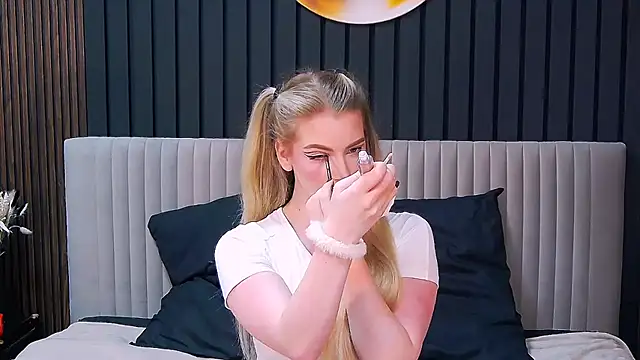 MilanaCeleste online show from December 4, 2025, 5:23 pm