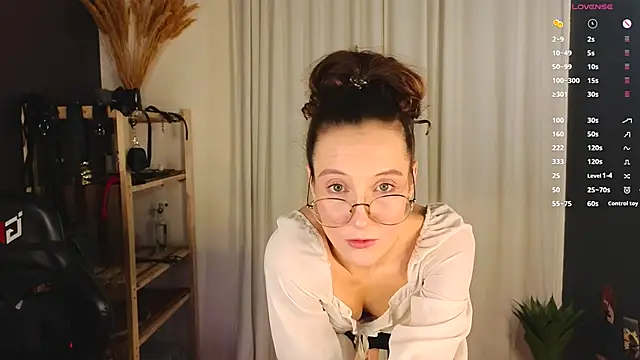 laracroftmansion online show from October 4, 2025, 5:14 pm