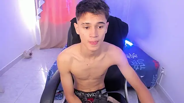 Snapshot of Aron_Boyy chatting on November 13, 2025, 7:51 pm Aron Boyy online show from November 13, 2025, 7:51 pm