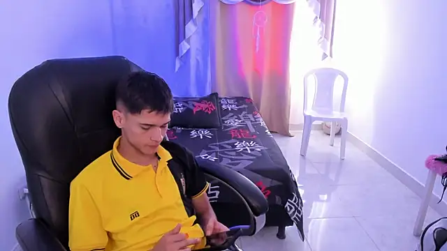 Snapshot of Aron_Boyy chatting on November 22, 2025, 7:57 pm Aron Boyy online show from November 22, 2025, 7:57 pm