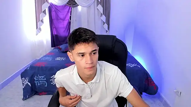 Snapshot of Aron_Boyy chatting on October 6, 2025, 7:47 pm Aron Boyy online show from October 6, 2025, 7:47 pm