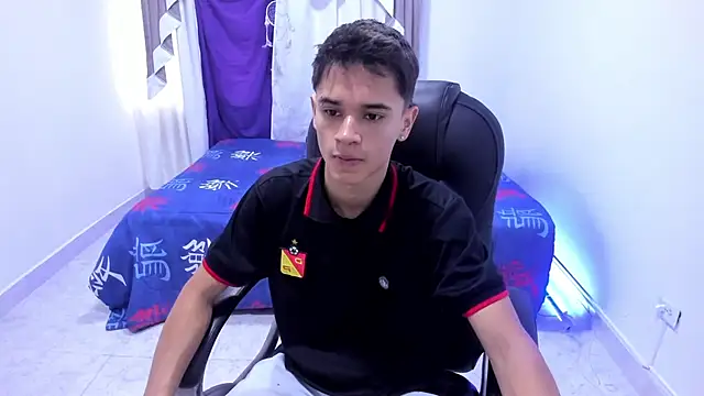 Snapshot of Aron_Boyy chatting on October 8, 2025, 7:58 pm Aron Boyy online show from October 8, 2025, 7:58 pm