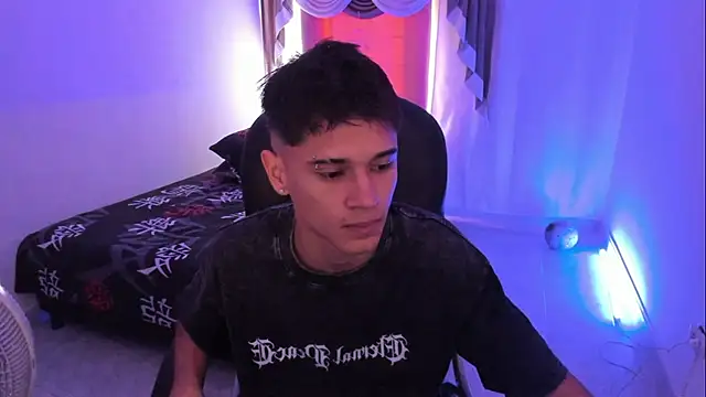 Snapshot of Aron_Boyy chatting on December 5, 2025, 7:45 pm Aron Boyy online show from December 5, 2025, 7:45 pm