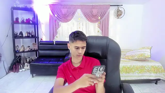 Snapshot of Aron_Boyy chatting on September 12, 2025, 7:35 pm Aron Boyy online show from September 12, 2025, 7:35 pm