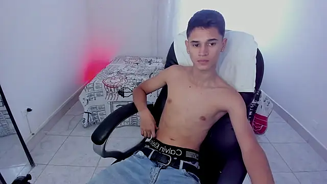 Snapshot of Aron_Boyy chatting on September 25, 2025, 10:05 pm Aron Boyy online show from September 25, 2025, 10:05 pm