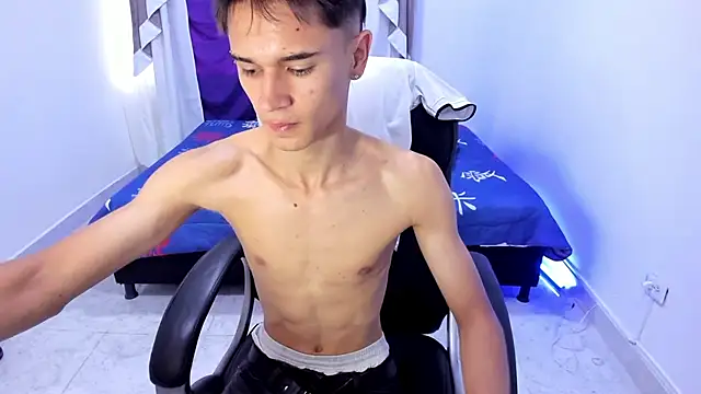 Snapshot of Aron_Boyy chatting on October 14, 2025, 8:31 pm Aron Boyy online show from October 14, 2025, 8:31 pm