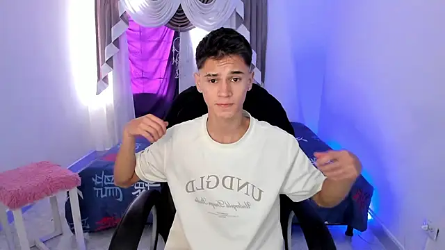 Snapshot of Aron_Boyy chatting on October 11, 2025, 7:48 pm Aron Boyy online show from October 11, 2025, 7:48 pm