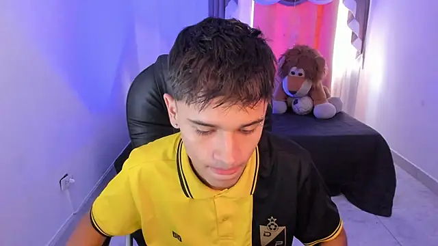 Snapshot of Aron_Boyy chatting on February 16, 2026, 5:44 pm Aron Boyy online show from February 16, 2026, 5:44 pm