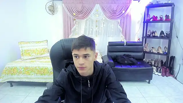 Snapshot of Aron_Boyy chatting on September 11, 2025, 7:25 pm Aron Boyy online show from September 11, 2025, 7:25 pm