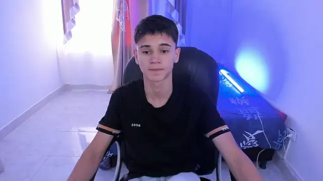 Snapshot of Aron_Boyy chatting on November 10, 2025, 8:25 pm Aron Boyy online show from November 10, 2025, 8:25 pm