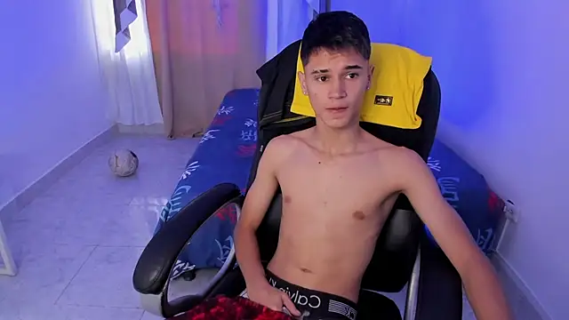 Snapshot of Aron_Boyy chatting on November 14, 2025, 8:56 pm Aron Boyy online show from November 14, 2025, 8:56 pm