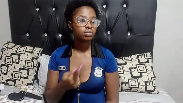 Snapshot of Chloeelillie chatting on October 31, 2025, 7:32 pm Chloeelillie online show from October 31, 2025, 7:32 pm