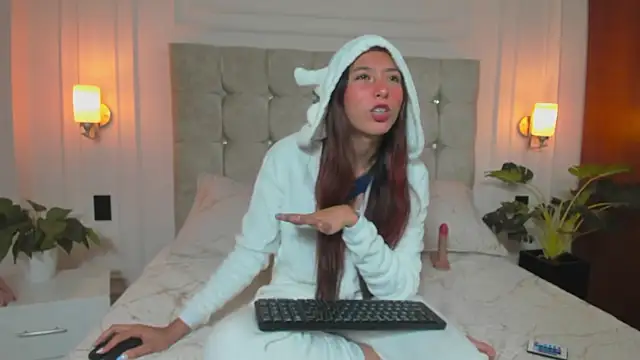 Snapshot of DulceEstrella_ chatting on October 28, 2025, 4:24 am DulceEstrella  online show from October 28, 2025, 4:24 am