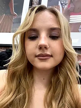 Snapshot of Sky_Cutie chatting on September 22, 2025, 4:40 am Sky Cutie online show from September 22, 2025, 4:40 am