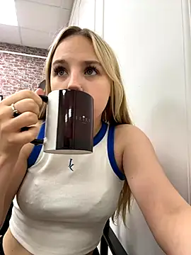 Snapshot of Sky_Cutie chatting on September 23, 2025, 4:30 am Sky Cutie online show from September 23, 2025, 4:30 am