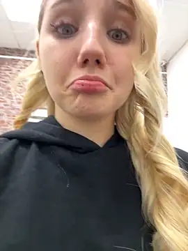 Snapshot of Sky_Cutie chatting on October 6, 2025, 4:57 am Sky Cutie online show from October 6, 2025, 4:57 am