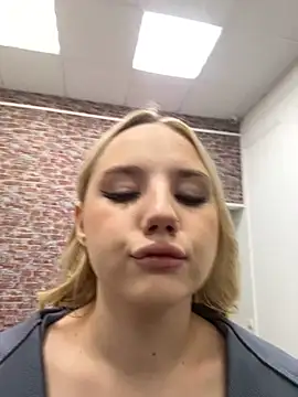 Snapshot of Sky_Cutie chatting on October 16, 2025, 5:27 am Sky Cutie online show from October 16, 2025, 5:27 am