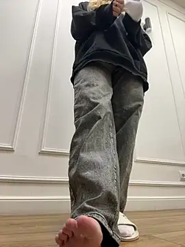 Snapshot of Sky_Cutie chatting on October 17, 2025, 4:27 am Sky Cutie online show from October 17, 2025, 4:27 am